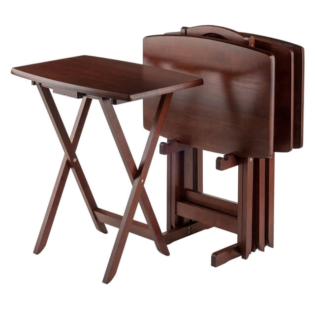 Winsome Darryl Ensemble de 5 tables à Collation Surdimensionnées en Fini Noyer, Comprenant Quatre tables à Collation Pliables avec des Hauts Rectangulaires Surdimensionnés et des Côtés Légèrement Courbés. Comprend un Support de Rangement Vertical compact pour une Organisation Facile. Chaque Table Mesure 23,62 Pouces de Large, 15,75 Pouces de Profond et 25,51 Pouces de Haut. le Support avec Plateaux Chargés Mesure 23,62 Pouces de Large, 12,36 Pouces de Profond et 31,46 Pouces de Haut. Fabriqué en Bois Massif et composite, Cet Ensemble