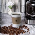 thumbnail image 4 of Tazas de café compostables KTOB de 12 oz (paquete de 50) con tapas y fundas, 4 of 7