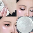 thumbnail image 1 of El rubor iluminador Light Bulb tiene un polvo fino y es fácil de difuminar sin apelmazarse. 6,8 g de maquillaje facial., 1 of 1