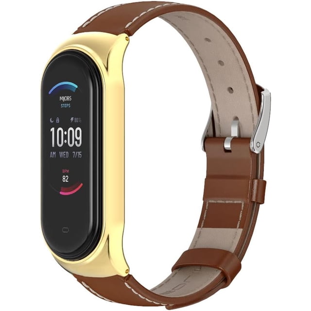 correa de cuero con acero inoxidable unisex para smart watch xiaomi compatible con mi band 6 / 5 / 4 / 8 marrón. Vista 3/4 de una correa ajustable en cuero marrón con costura contrastante y hebilla de acero inoxidable, case dorado que aloja un módulo tipo Mi Band; perforaciones para ajuste hasta 250 mm (25 cm), flexible y transpirable, correa para Mi Band adecuada como reemplazo diario.