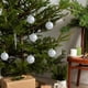 thumbnail image 4 of Adorno navideño colgante | Bola navideña roja y blanca | Adorno de plástico para árbol de Navidad para decoración navideña de interiores en el hogar, 4 of 7