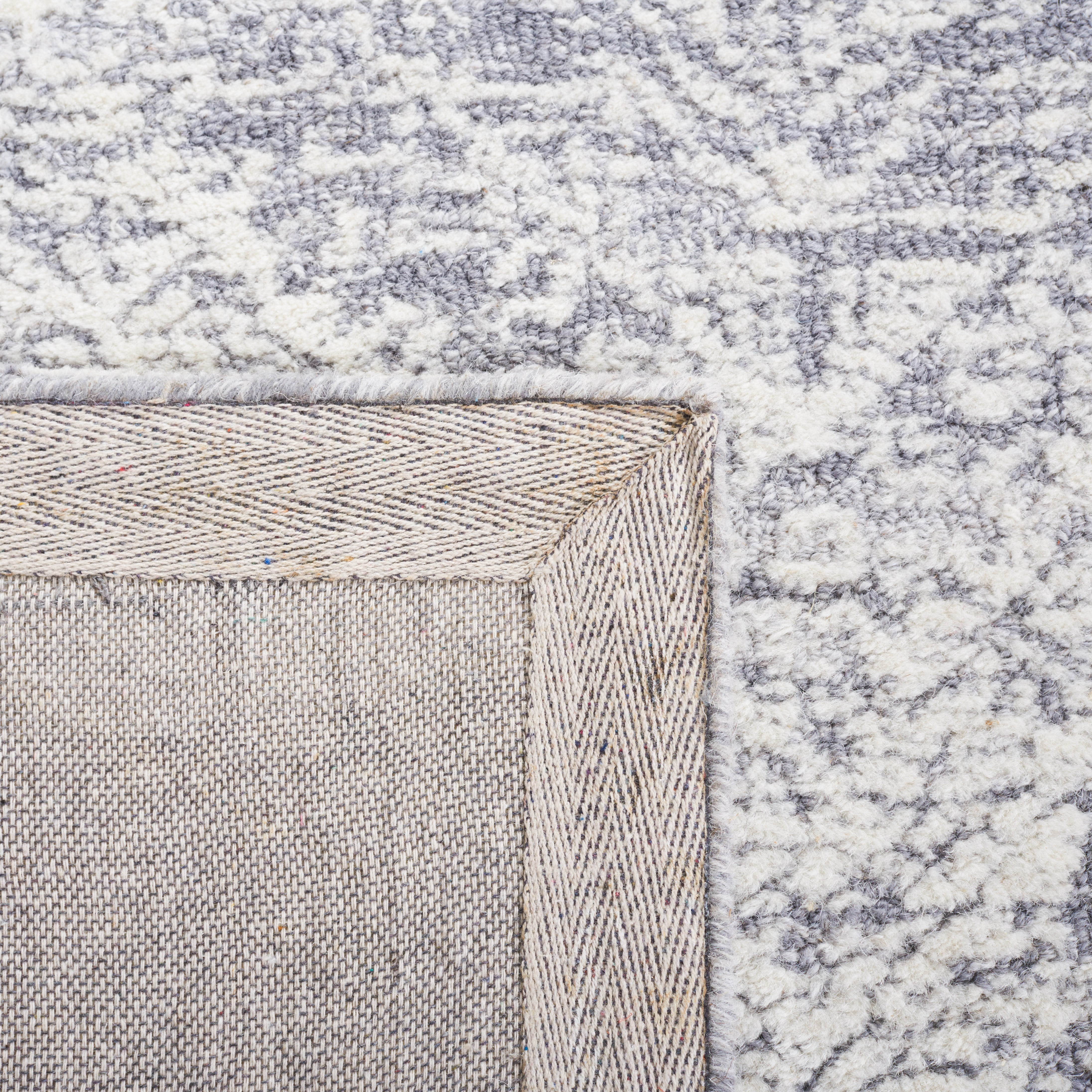 SAFAVIEH Metro Mckenzie Medallion Area Rug, Grey/Ivory, 4' x 6'