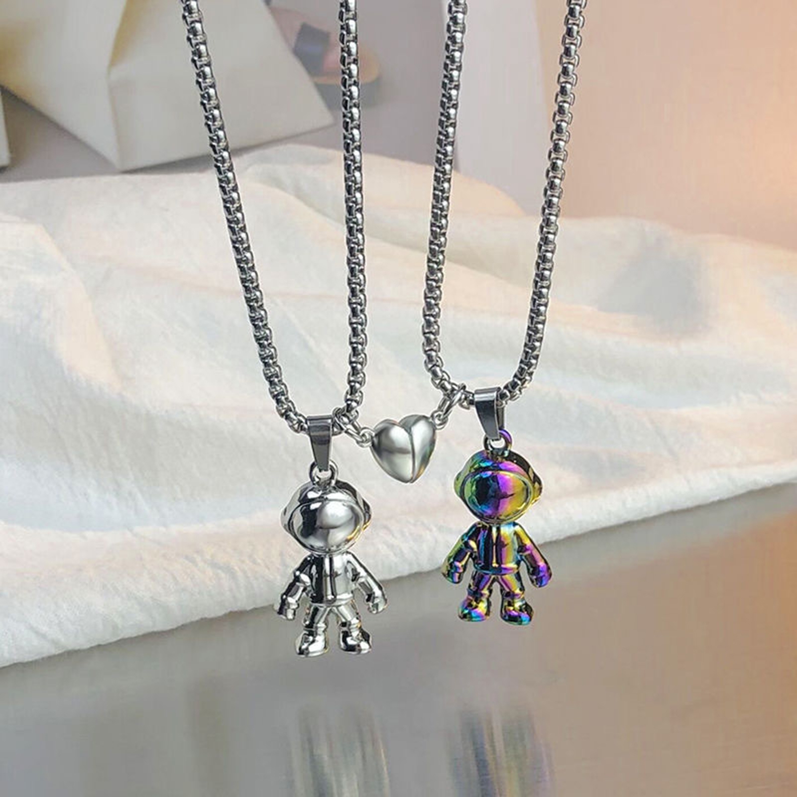 Jiaroswwei 2Pcs Smooth Surface Exquisite Workmanship Couple Necklaces Creative Design Space Astronaut Magnetic Buckle Friendship Necklaces Jewelry Accessory