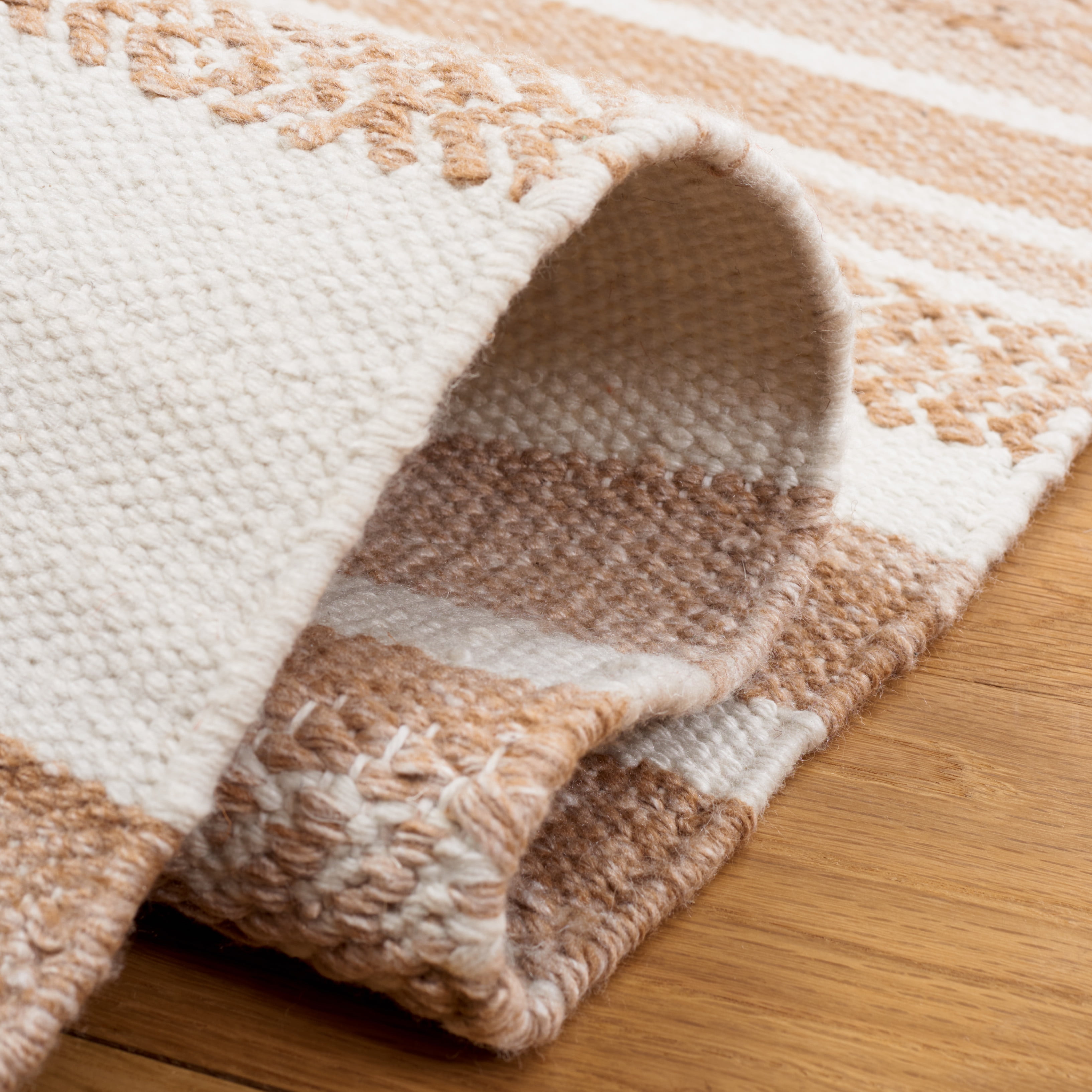 SAFAVIEH Striped Kilim Linda Striped Polyester Area Rug, Beige/Ivory, 4' x 6'