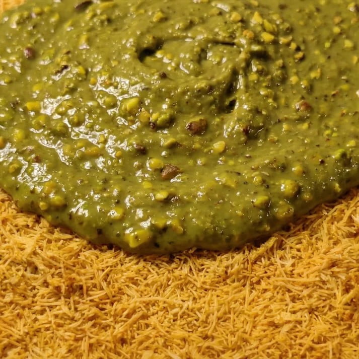 Belgico Bulk Pistachio Crunch sauce – 8.8 lb (4kg) Gourmet Spread for Pastries, Gelato, Knafeh & Dubai Chocolate Bars – Commercial-Grade Filling & Topping