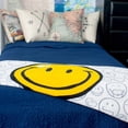 thumbnail image 2 of Manta de felpa Commonwealth Smiley World de 50 x 60 cm, 2 of 4