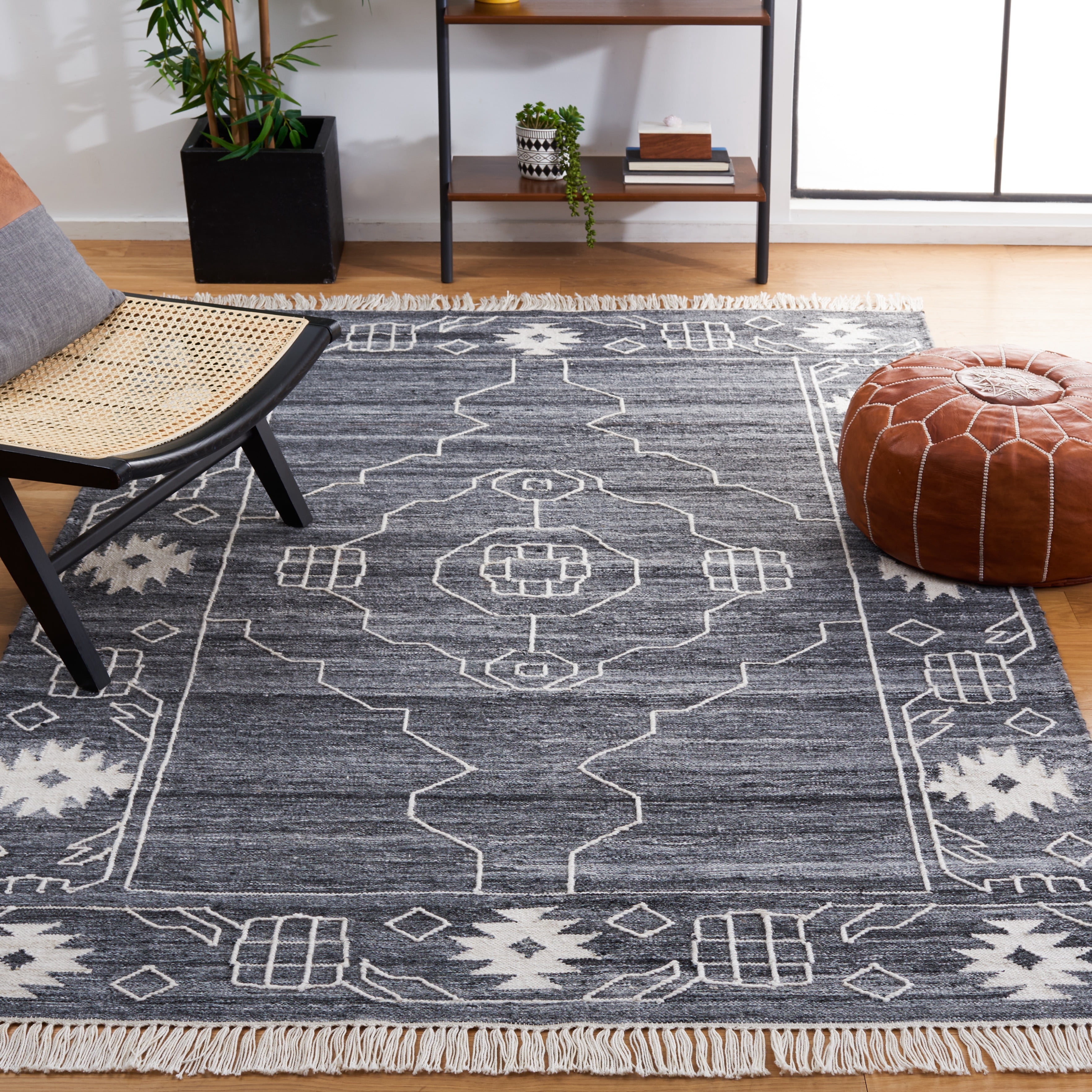 SAFAVIEH Kilim Adair Geometric Area Rug, Black/Ivory, 4' x 6'