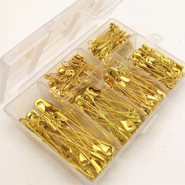 Combinación de imperdible de ropa con imperdible de oro y plata con ...