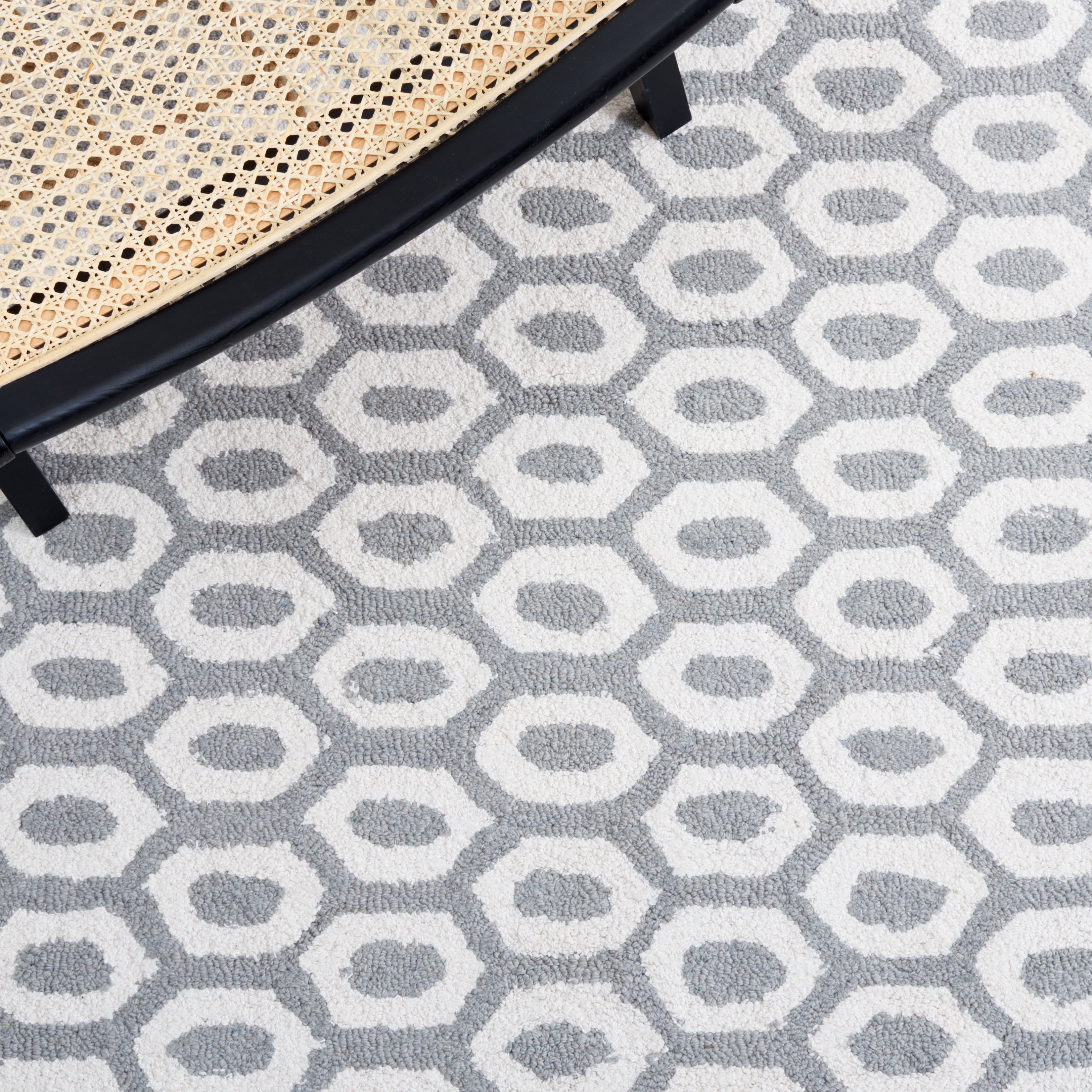 SAFAVIEH Capri Francis Geometric Area Rug, Ivory/Grey, 8' x 10'