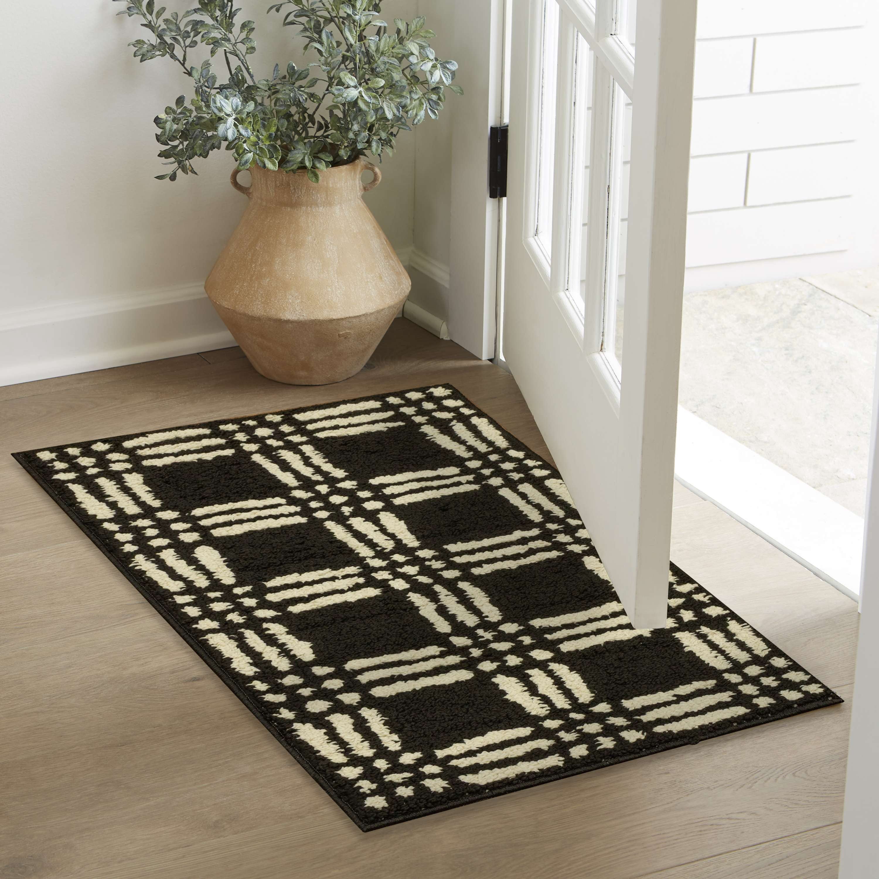Mainstays Transitional Grid Plaid Black Indoor Accent Rug, 20 in x 34 in