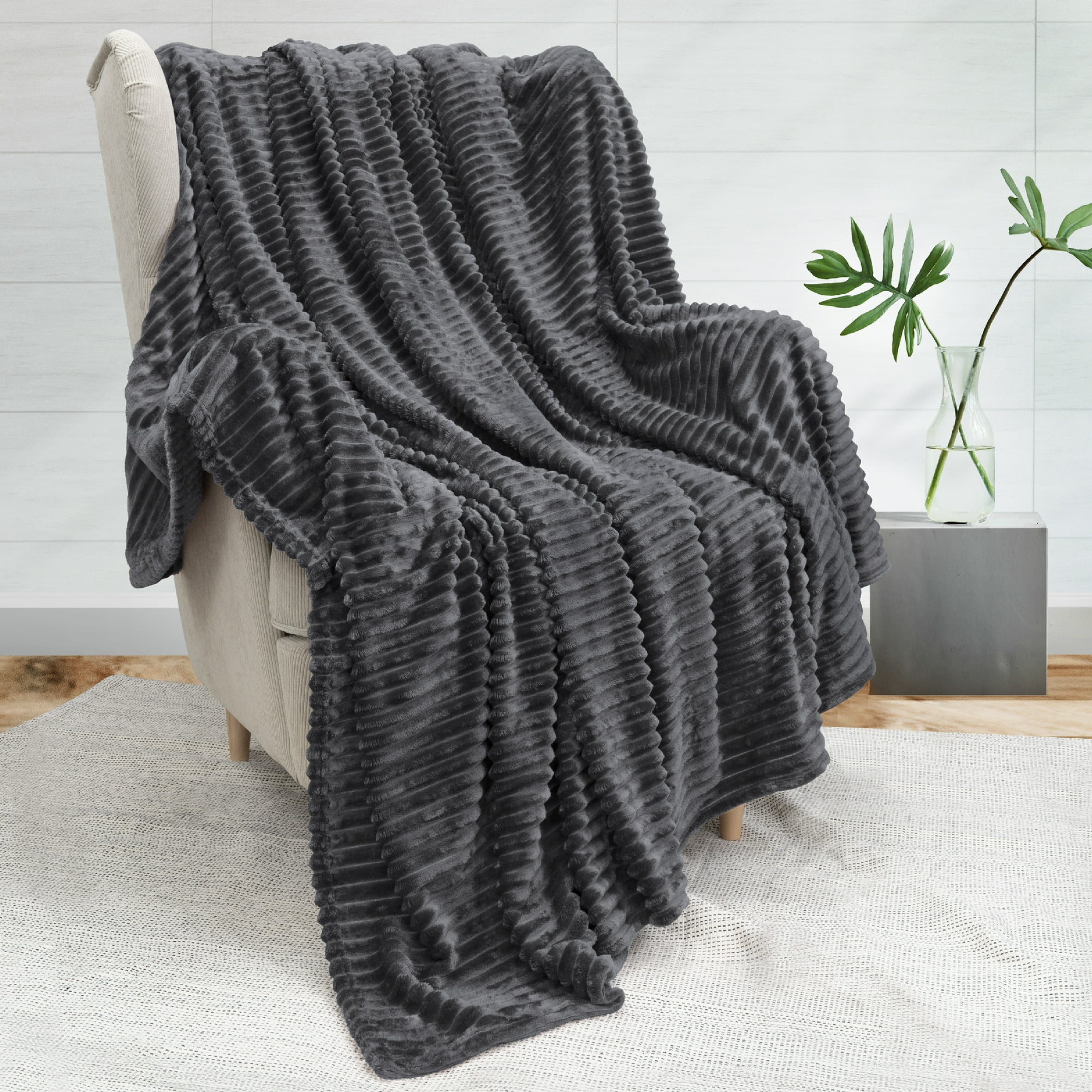PAVILIA Super Soft Fleece Throw Blanket Dark Grey Luxury Fuzzy Plush Flannel Throw Warm Cozy Ribbed Microfiber Blanket for Sofa Couch Bed