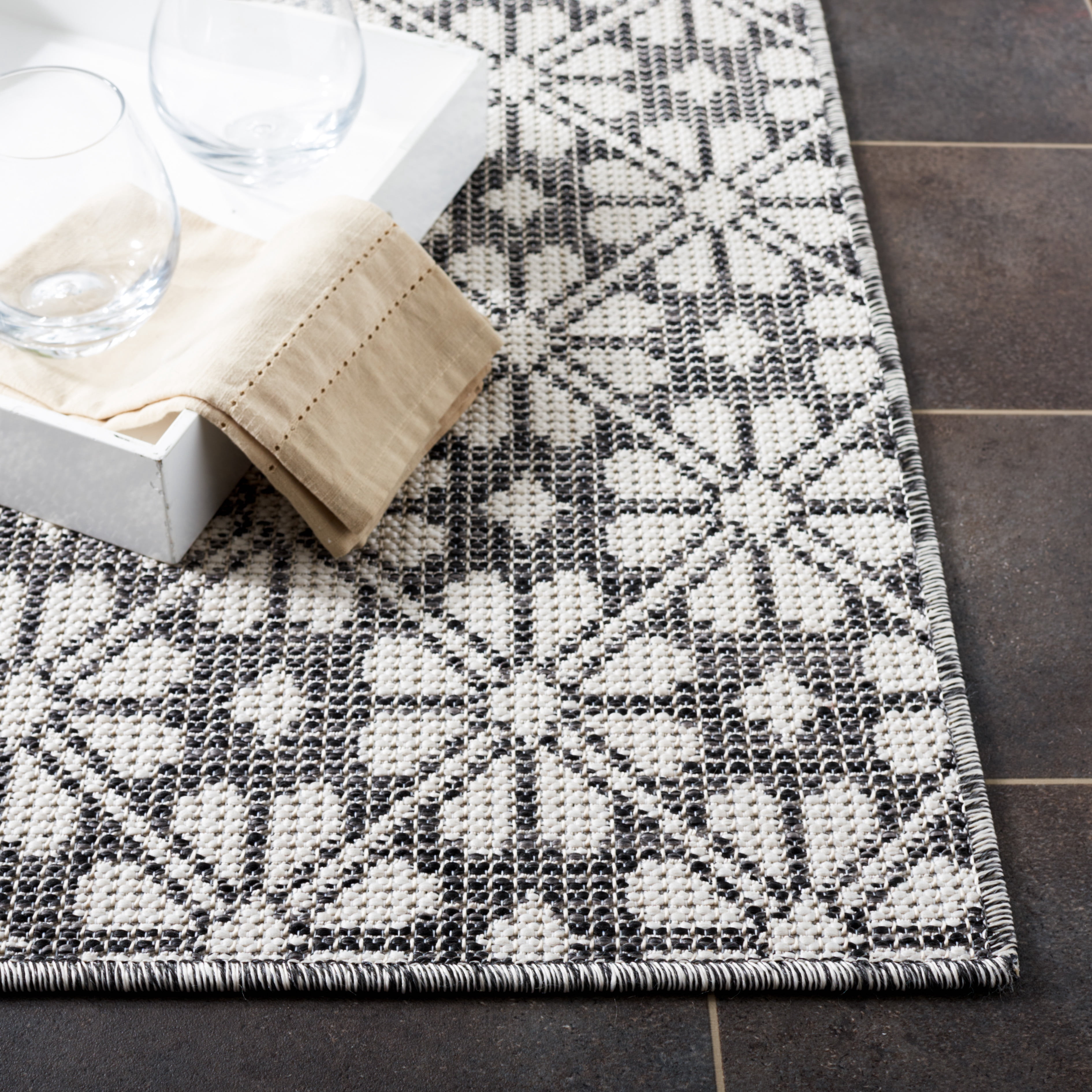 SAFAVIEH Martha Stewart Hampton Diamond Indoor/Outdoor Area Rug, Black, 6'5" x 9'6"