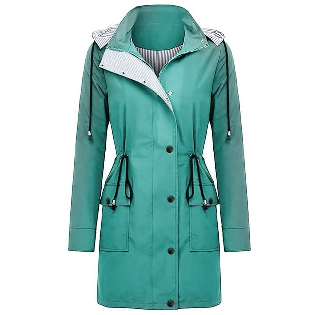 abrigos de invierno para mujer chaqueta de lluvia sólida para exteriores de talla grande impermeable con capucha a prueba de viento abrigo suelto odeerbi odb174888 Chaqueta de lluvia verde talla grande, vista frontal centrada; largo hasta muslo con cierre de botones a presión, cordones de ajuste en la cintura, dos bolsillos parche frontales y capucha forrada a rayas. Tejido de poliéster liso y mangas largas con puños; fondo blanco aislado. También suele usarse para caminar, ciclismo y actividades al aire libre.