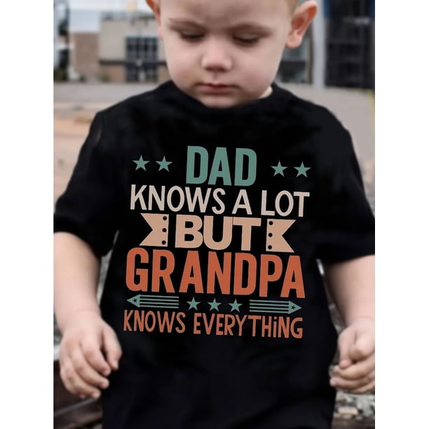 Camiseta informal para niño "Papá sabe mucho, pero el abuelo lo sabe todo". Manga corta negra con estampado de letras divertidas. Algodón ligero. Ideal para jugar en verano y para vestir de forma in