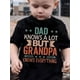 thumbnail image 1 of Camiseta informal para niño "Papá sabe mucho, pero el abuelo lo sabe todo". Manga corta negra con estampado de letras divertidas. Algodón ligero. Ideal para jugar en verano y para vestir de forma in, 1 of 6