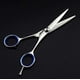 thumbnail image 4 of Tijeras de peluquería ergonómicas de acero inoxidable japonés de 5,5 pulgadas para uso en salones de belleza., 4 of 5