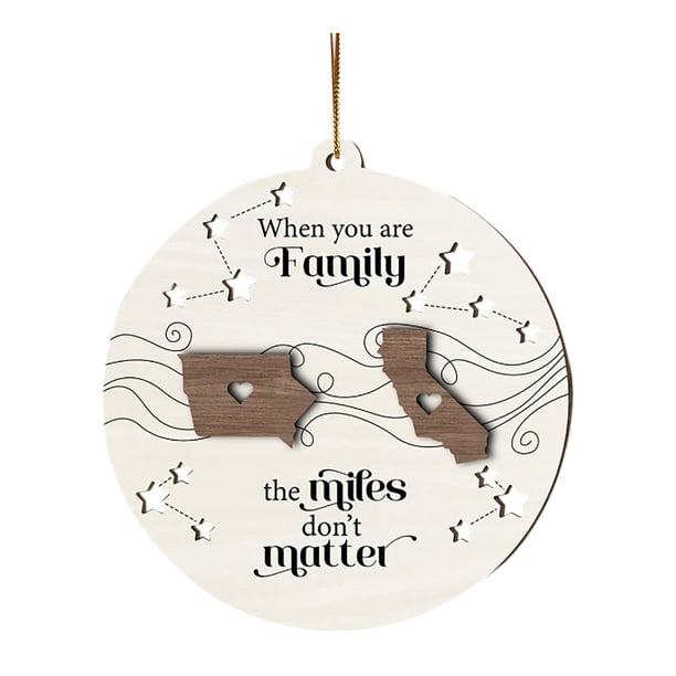 Cuando Eres Familia, Las Millas No Importan. Millas De Distancia. Familia Lejana. Amigos. Hermanos. Hermanas. Mapa Del Estado. Adorno De Madera De 2 Capas. Colgante De Madera Navideño.