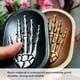 thumbnail image 2 of Jabonera Con Diseño De Esqueleto Novedoso, Escurridor De Jabón De Manos Con Calavera Gótica, Bandeja De Resina Para Jabón Para Cocina, Baño, Decoración De Halloween De Terror Monstrate HA025859-02, 2 of 6
