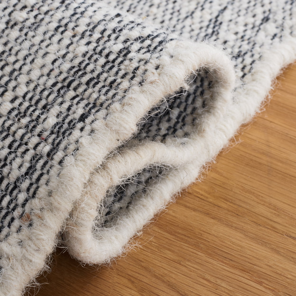 SAFAVIEH Natura Victoria Distressed Cotton Area Rug, Ivory/Black, 4' x 6'