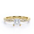 thumbnail image 1 of JeenMata Anillo de Compromiso de 4 Puntas con Diamantes de Talla Princesa con Detalles Pavé en Oro Amarillo de 10 K, 1 of 6