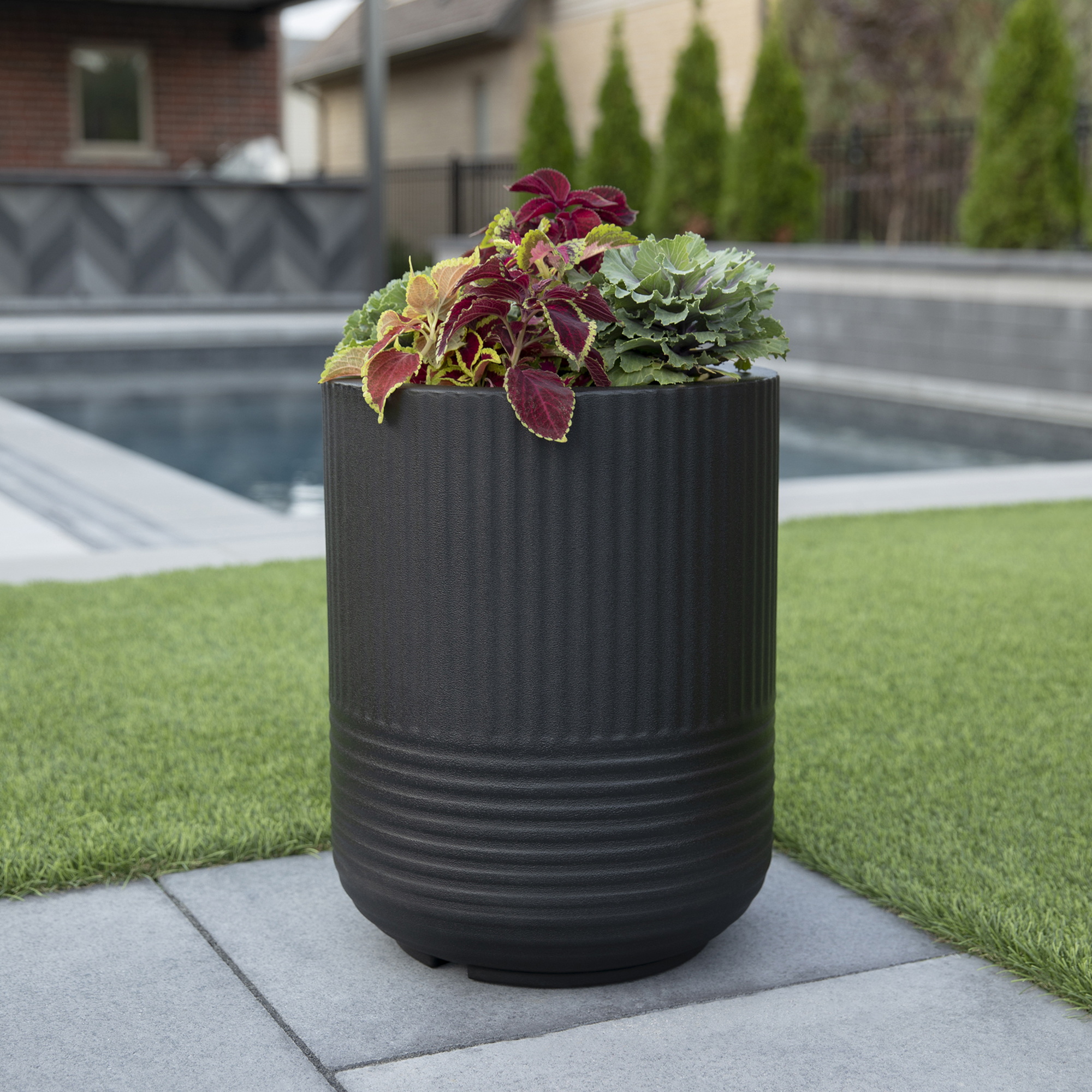 Arden 18in Round Planter - Black