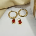 thumbnail image 2 of JeenMata Aros de 2 Quilates con Bisel y Piedra Natal de Enero, Talla Esmeralda, Granate, Chapados en Oro Amarillo, 2 of 6