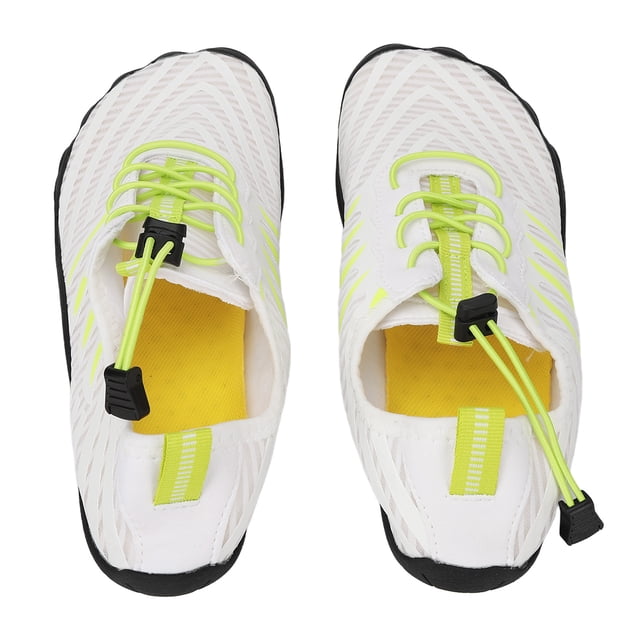 zapatos de agua para mujer,zapatos de agua para mujer zapatos de secado rápido zapatos de agua diseño de última generación par visto desde arriba, color blanco con cordones elásticos y detalles verde lima; empeine de malla elástica, suela negra antideslizante, caña baja e interior con plantilla amarilla; indicado para playa, natación, senderismo y parques acuáticos.