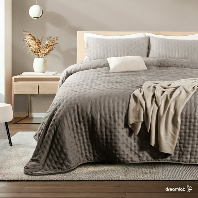 Dreamlab Colcha Ligera con 1 Funda de Almohada, Capitonado, Ultra Suave. Hipoalergénico. Edrecolcha para Cama. Edredón para Verano y Todas Las Estaciones. (Individual 175 x 240 cm, Trébol, Arena)