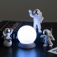 thumbnail image 3 of Figuras de acción de astronauta y Luna, decoración del hogar, estatua de astronauta de resina, habitación, oficina, escritorio, regalos para niños, 3 piezas, 3 of 4