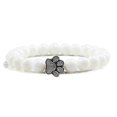 thumbnail image 1 of Pulsera con dije de huella de pata de piedra volcánica de lava negra mate natural, ideal como recuerdo para mascotas, amantes de los gatos y los perros., 1 of 2