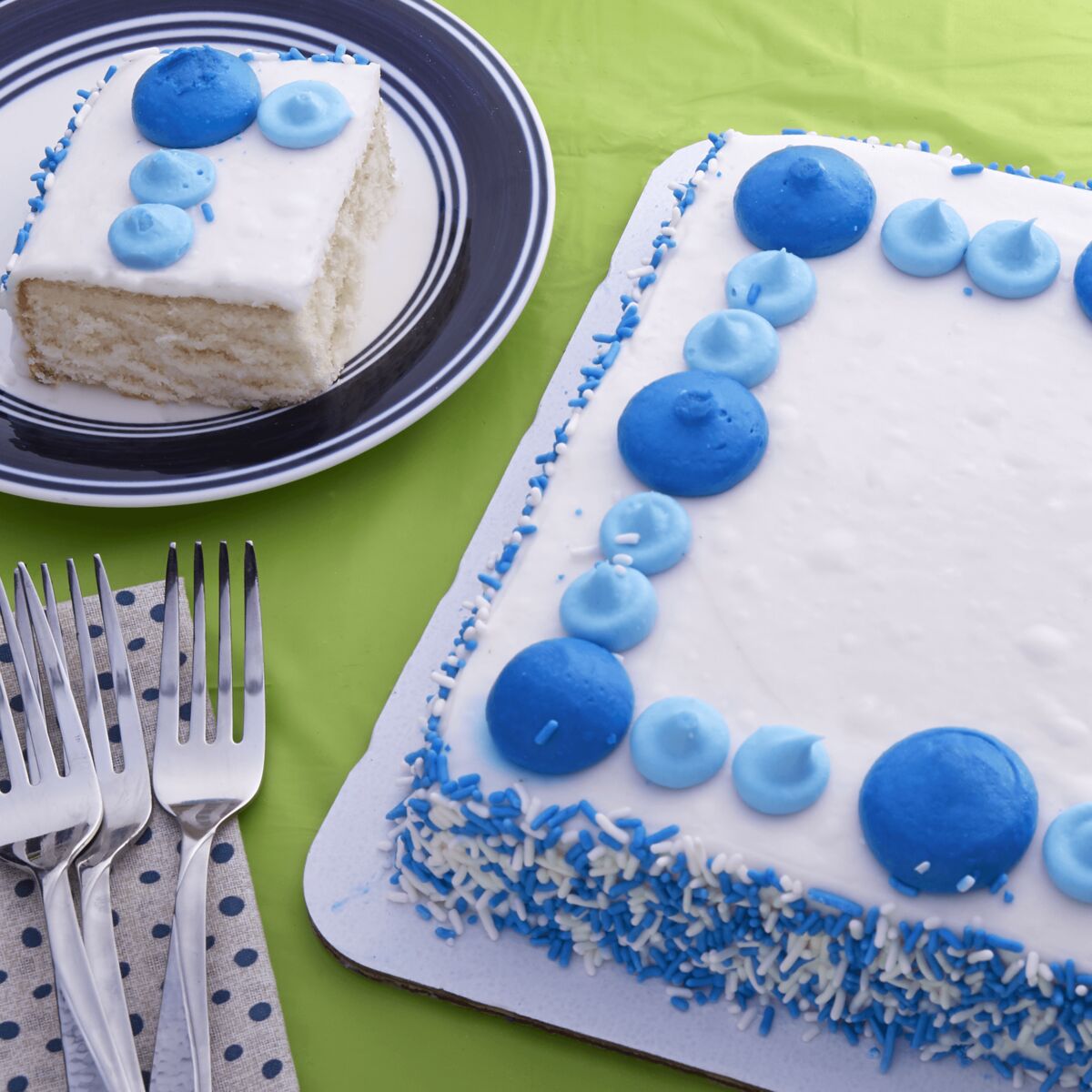 Freshness Guaranteed White Cake, Vanilla Naturally and Artificially Flavored Buttercream Frosting, 1/4 Sheet, Serves 18, 55 oz (Baked)