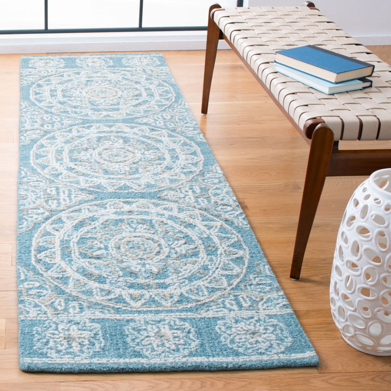 SAFAVIEH Blossom Bernadine Damask Area Rug, Blue/Ivory, 6' x 6' Round