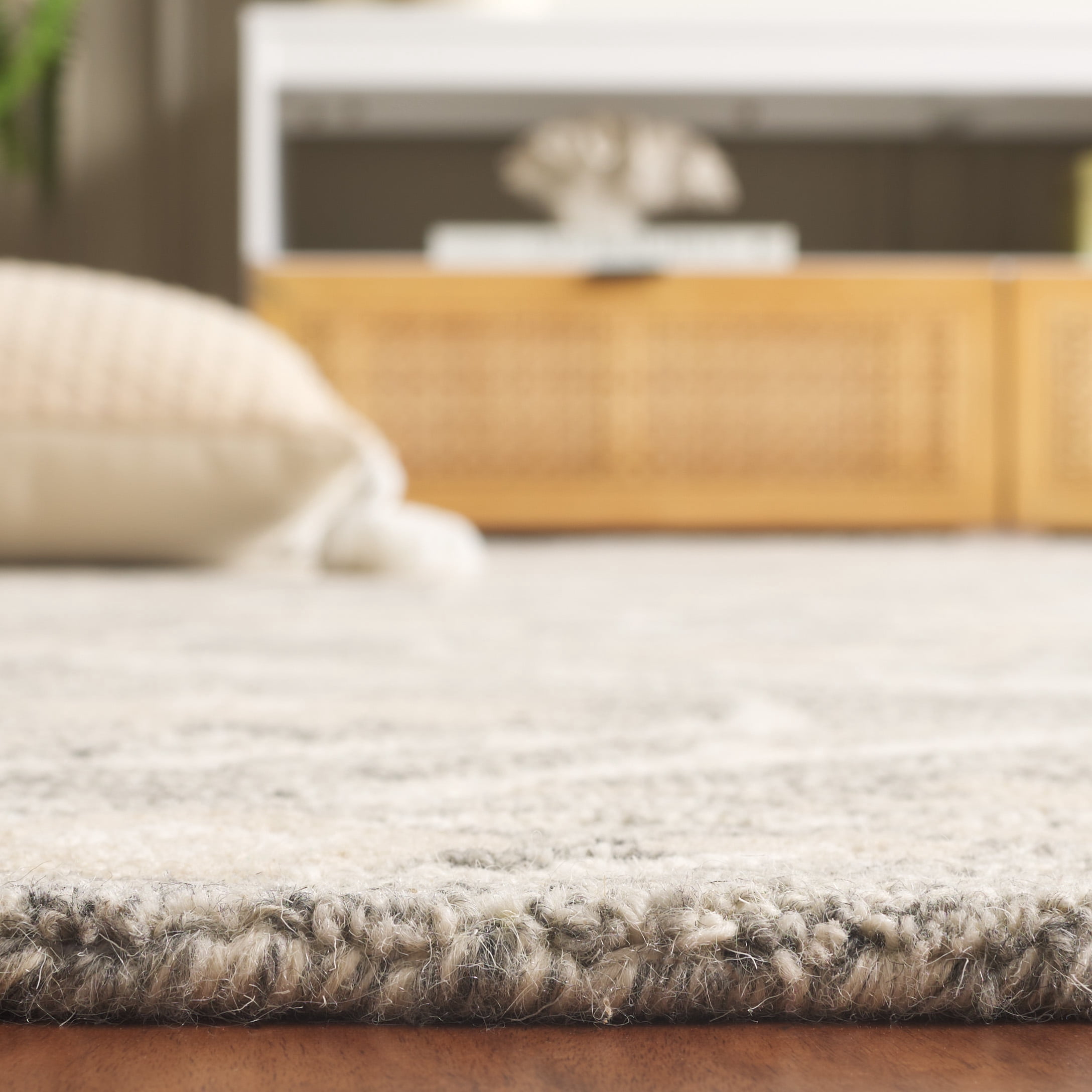SAFAVIEH Blossom Donella Floral Area Rug, Gray/Ivory, 6' x 6' Round