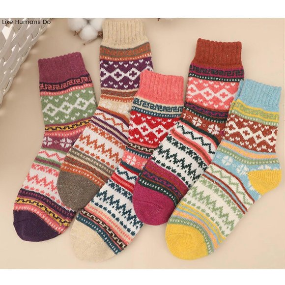 5 pairs of knitted socks in pretty colors and monstersA)