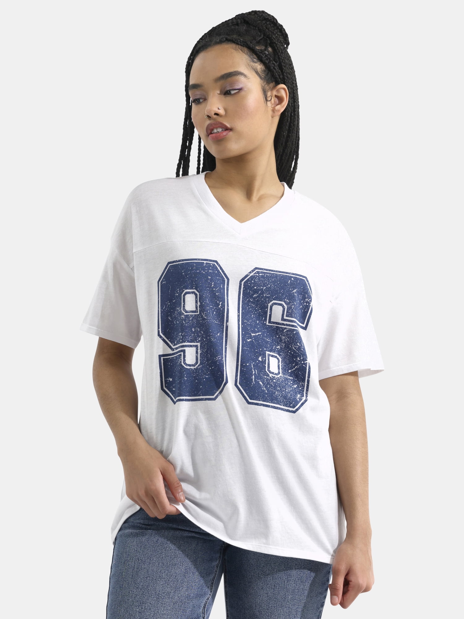 No Boundaries Women's Oversized V-Neck Graphic Tee Short
