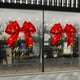 thumbnail image 5 of Pegatina Navideña para Ventana con Lazo Rojo de Pvc, Efecto Copo de Nieve | Calcomanía Navideña para Ventanas, Tarjetas, Papel de Regalo, Decoración de Pared, 5 of 6