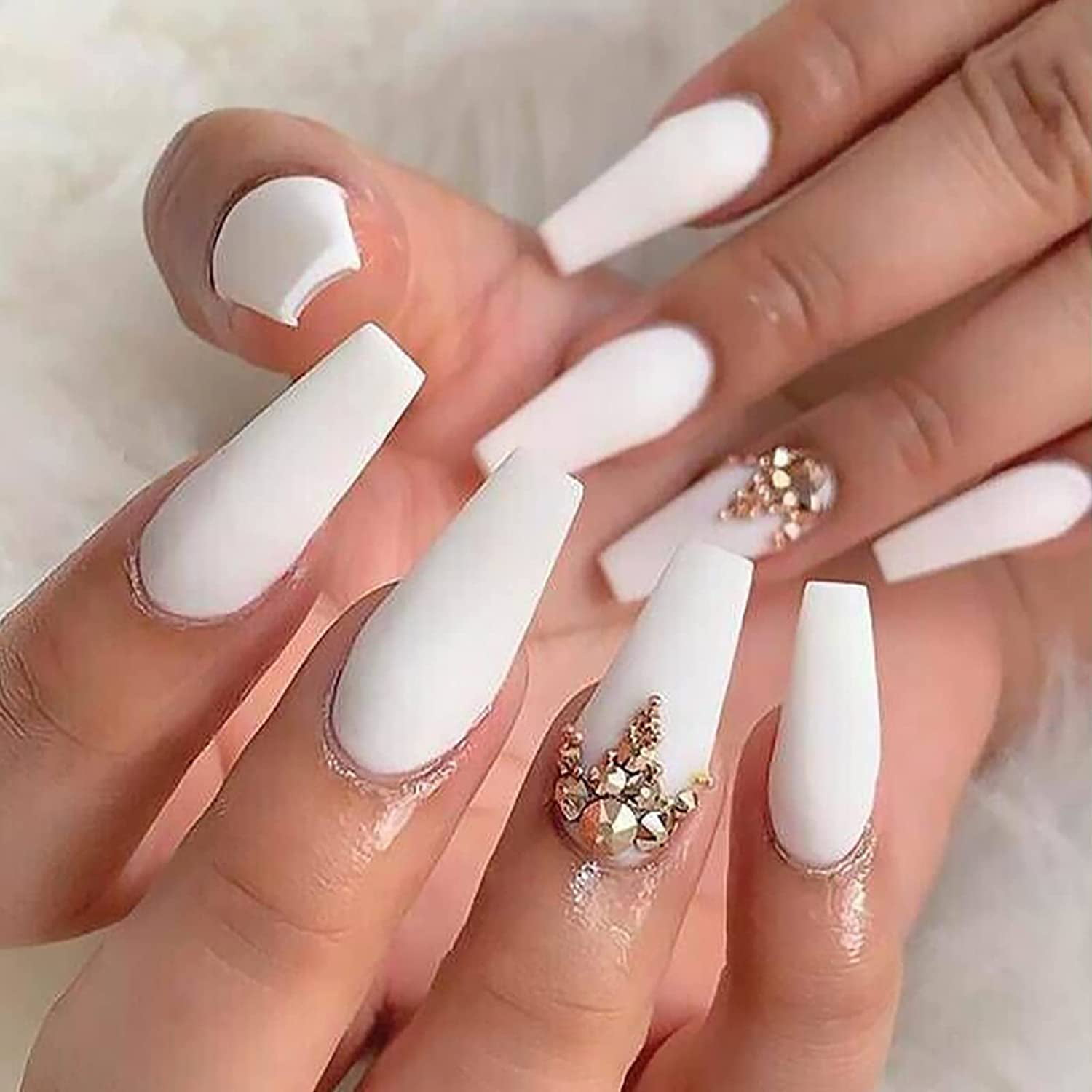 haalbaar alliantie bungeejumpen Classic French Tip Press on Nails Short with Simple Designs, Matte Fake  Nails Coffin Embellish with Crystals, Acrylic Glue on Nails for  Women/Daily/Party, 24PCS/Set(Singled Out) - Walmart.com