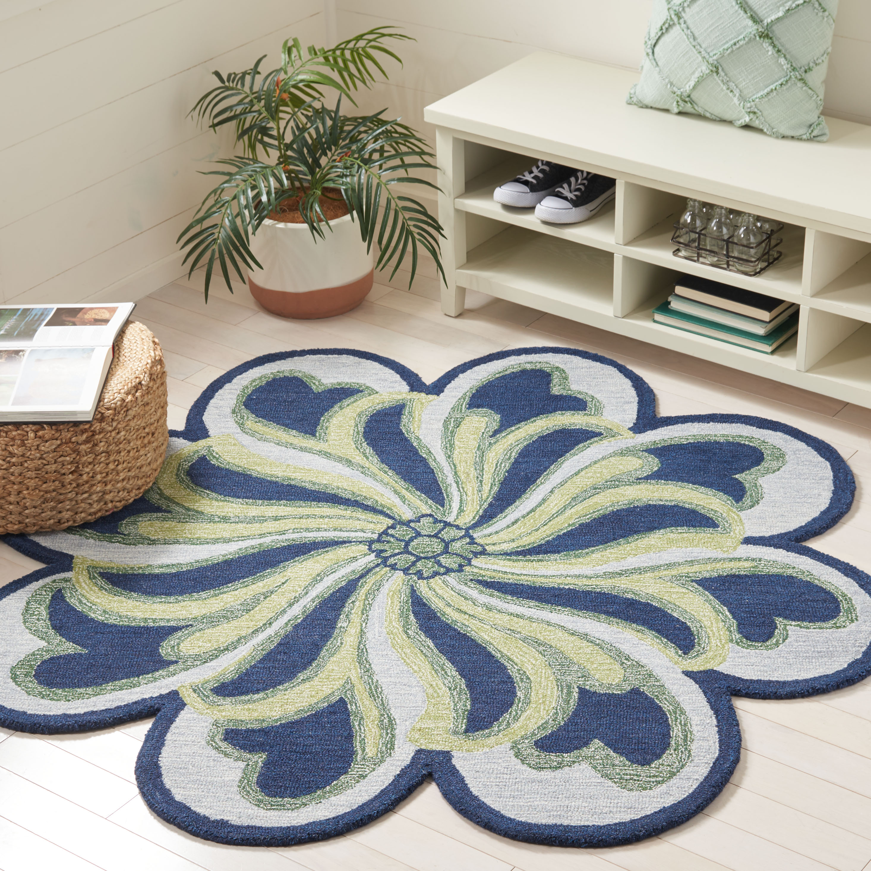 SAFAVIEH Novelty Alaois Floral Area Rug, Navy/Green, 5' x 5' Round