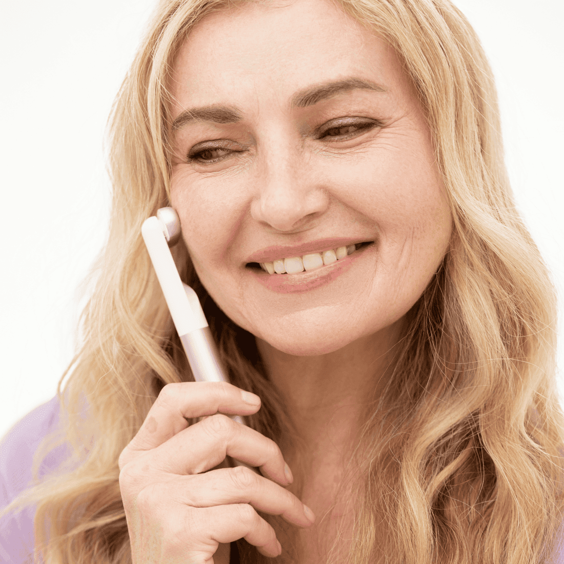 Ultimate Skincare Wand features Red and Blue Light Therapy.