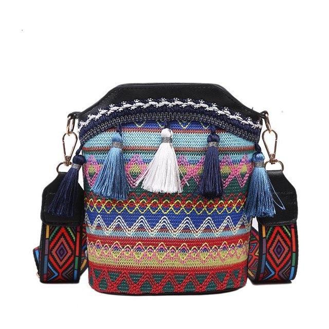 Bandolera bohemio con borlas coloridas, tejido étnico