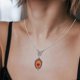 thumbnail image 4 of Collar con colgante de corazón ardiente hecho a mano con marco de encaje ovalado en relieve --- Código de producto 49661, 4 of 5