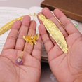 thumbnail image 4 of Marcapáginas de plumas de metal con colgante de mariposa 3D, regalo único de Acción de Gracias de Navidad para profesores amantes de los libros, paquete de 2, 4 of 5