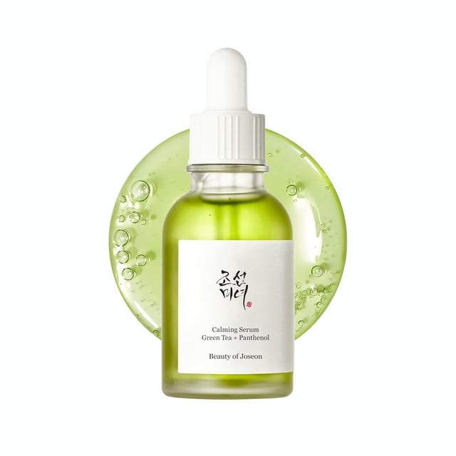 beauty of joseon calming serum green tea panthenol soothing, moisturizing sensitive, acne-prone, uv irritated skin, daily korean skin care for men and women (2 fl.oz.) botella frontal de vidrio verde con cuentagotas blanco y etiqueta blanca con texto en inglés y caracteres coreanos; líquido verde claro y disco de gel burbujeante al fondo que sugiere textura hidratante. Suero calmante y humectante para piel sensible y con tendencia acneica, también adecuado para uso diario.