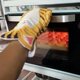 thumbnail image 5 of Guantes de cocina multiusos para horno microondas perfecl gruesos transpirables 30 cm x 14,5 cm, 5 of 8