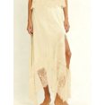thumbnail image 4 of Conjunto de dos piezas de verano para mujer: top sin mangas con cuello alto y encaje, y falda larga con bajo irregular., 4 of 9