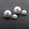 thumbnail image 2 of Pendientes de bola de doble cara para mujer: pendientes elegantes y de moda con pendientes de perlas en la parte delantera y trasera, 2 of 6