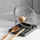 thumbnail image 5 of Soporte para tapas de encimera de cocina con bandeja de drenaje, organizador de estanterías de acero inoxidable para tapas, platos, tablas de cortar, negro o blanco, 5 of 6