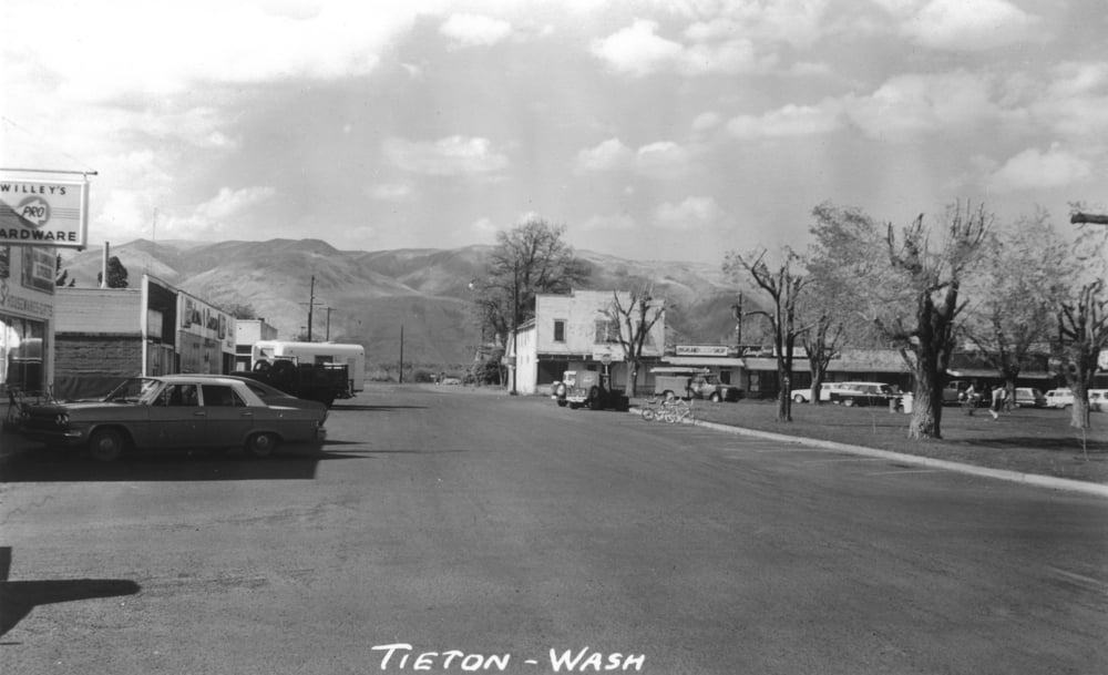 Tieton, Washington, View of a Town Street (16x24 Giclee Gallery Art