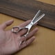 thumbnail image 5 of Tijeras profesionales de doble filo para cortar el pelo, tijeras de peluquería para uso doméstico (17 cm) (estilo aleatorio), 5 of 6