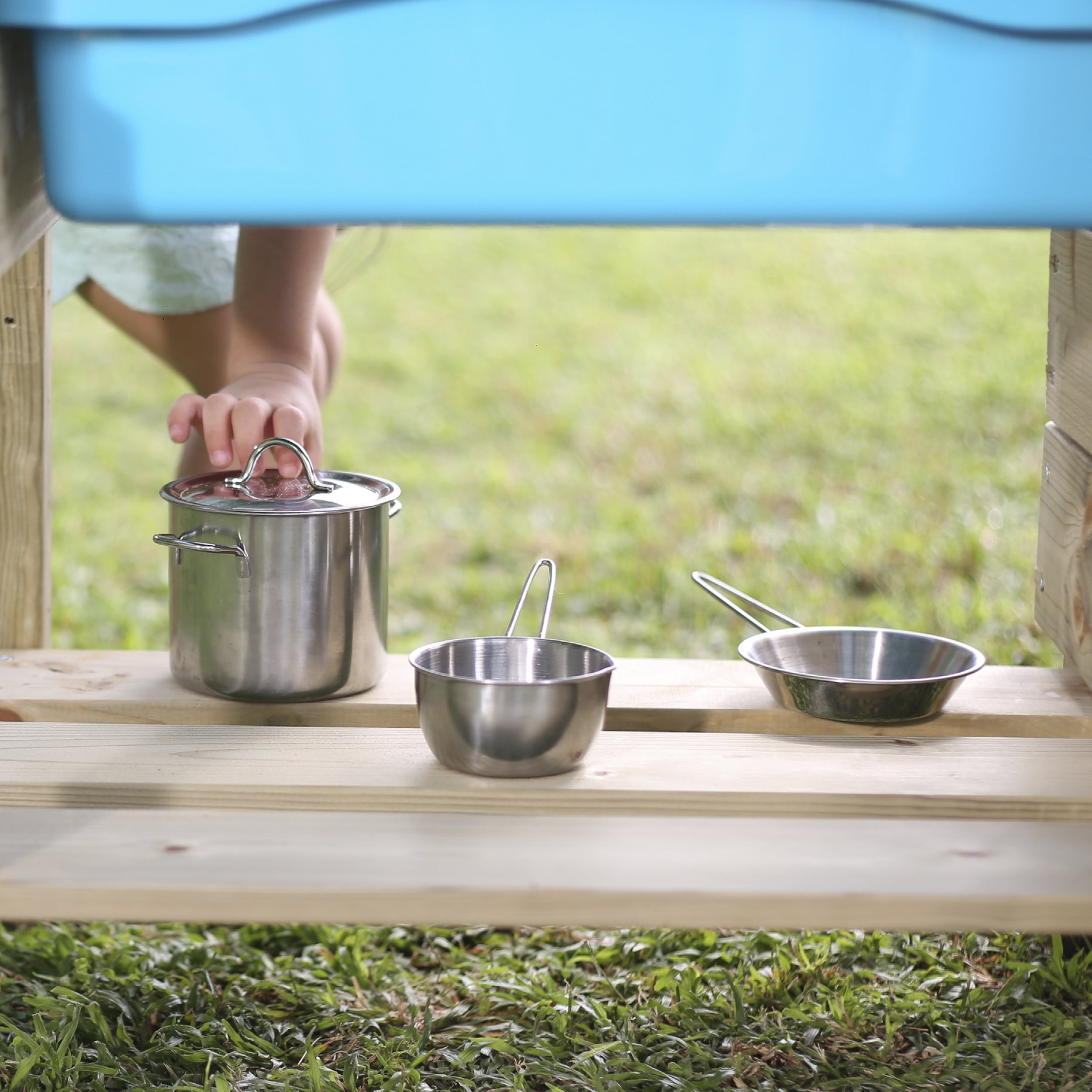 tp pour & play wooden mud kitchen